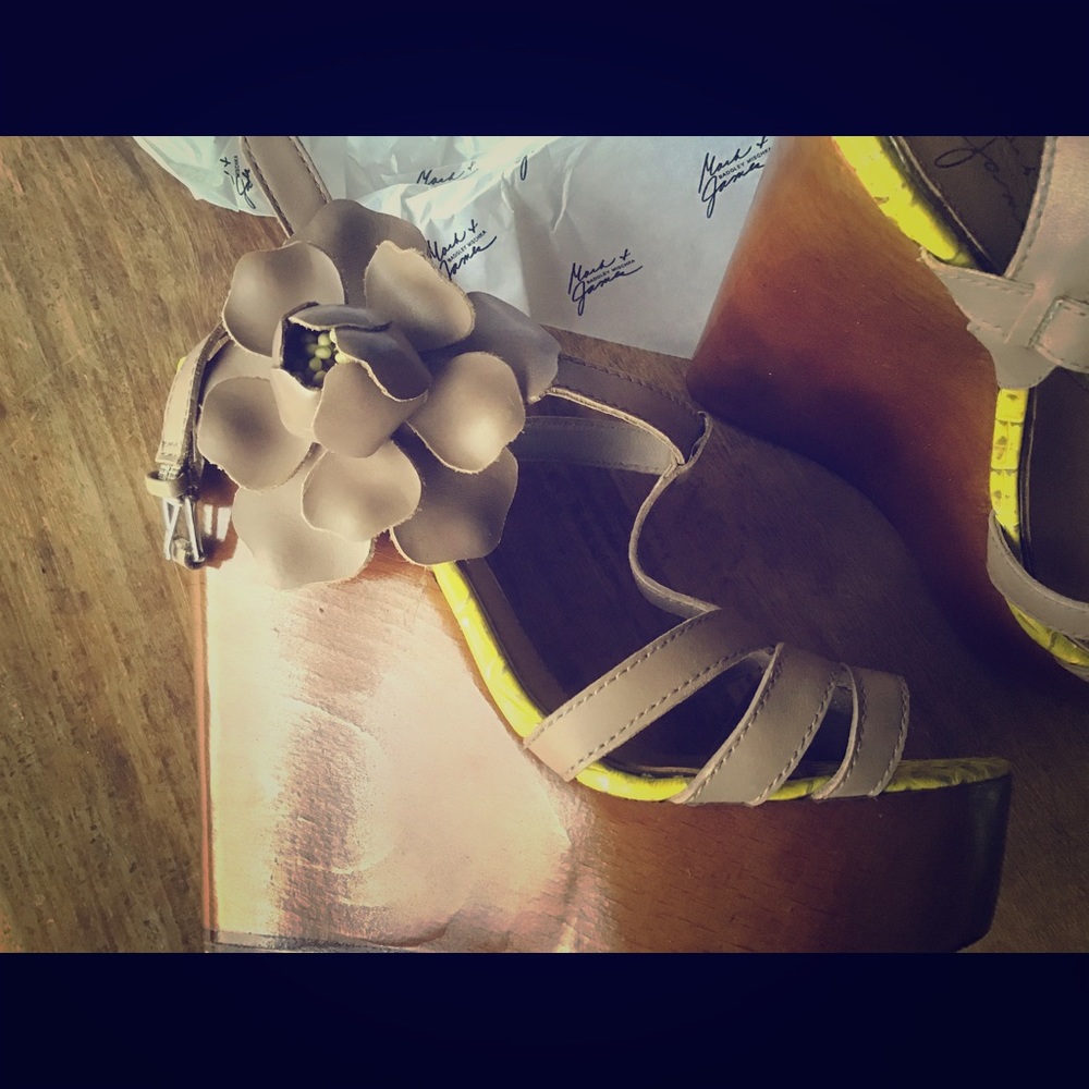 Badgley Mischka leather wedge shoe